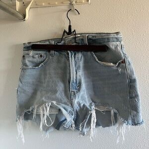 abercrombie high rise mom short curve love - light wash - size 6 waist 28